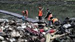 Aksi Petugas Bersih-bersih Sampah di Kanal Banjir Timur