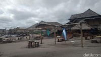 Kompleks Kampung Turis di Blok Pamugaran, kawasan wisata Pantai Pangandaran, Jawa Barat. Area kafe dan resto eksotis di bibir pantai perawan ini merupakan paket lengkap destinasi wisata lengkap. (Andi Nurroni/detikTravel)