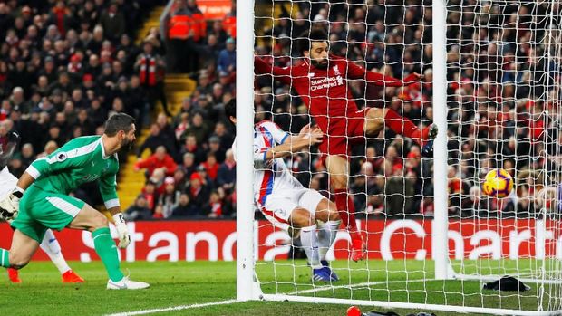 Mohamed Salah menyarangkan gol dalam laga ke-24 Liverpool di Liga Inggris 2018/2019.