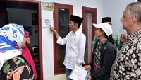 Presiden Joko Widodo (Jokowi) meninjau program sambungan listrik PLN gratis untuk rumah tangga miskin dan rentan miskin yang ada di Jawa Barat. Dok. Biro Pers Sekretariat Presiden/Muchlis Jr.