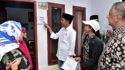 Jokowi Cek Sambungan Listrik Gratis di Gang Sempit Garut