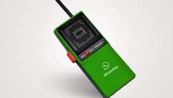 Apa itu WhatsApp? 30 Tahun lalu orang masih memakai Walkie Talkie. Foto: Thomas Olliver via Bored Panda