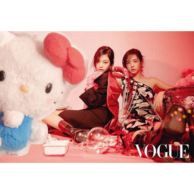 Keempat personel Blackpink berpose untuk majalah Vogue. Dengan pose fierce, terlihat seperti pemotretan high fashion. Foto: Instagram/@blackpinkofficial