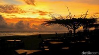 Jika sore hari, Anda bisa beruntung menikmati keindahan matahari terbenam dari Kampung Turis. Duduk menyantap kelapa muda sambil bertelanjang kaki adalah salah satu pilihan terbaik. (Andi Nurroni/detikTravel)