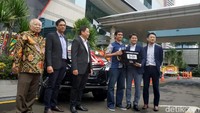 Diler ini pun meliputi display car, sales counter, sales lounge serta area test drive bagi calon konsumen yang ingin mencicipi mobil besutan Mitsubishi, dengan area luas lahan 500 m2 dan area showroom 210 m2.