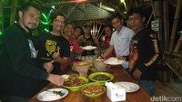 Untuk turis asing, biasa ditawarkan menu-menu tradisional, seperti pindang gunung, nasi uduk atau sate. Sedangkan turis lokal lebih suka masakan-masakan barat. (Andi Nurroni/detikTravel)