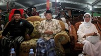 Ibunda Presiden Jokowi, Hj Sudjiatmi Notomihardjo juga ikut hadir beserta para habaib dan alim ulama mengikuti haul yang diinisiasi oleh Ketua Umum PP Pagar Nusa Muhammad Nabil Haroen itu. Said Aqil juga memastikan pada kesempatan tersebut dirinya tidak melakukan kampanye, hanya mengajak masyarakat yang hadir untuk ikut mendoakan Jokowi. Foto: dok. PBNU