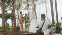 Usai resmi menjalani pemberkatan, Randy Pangalila dan Chelsea terlibat momen haru. Randy bahkan secara romantis melantunkan nyanyian untuk sang istri. Foto: Suasana pernikahan Randy Pangalila / Hanif Hawari