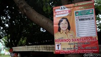 Penampakan poster caleg yang terlihat menempel di pohon yang berada di kawasan Bintara Jaya, Kota Bekasi, Jawa Barat.