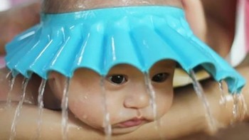 Kalau pakai topi seperti ini, bayi tidak akan takut air masuk mengenai wajahnya. Foto: Amazon.com via Bored Panda