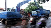 Pengerukan ini telah dilaksanakan sejak dua bulan lalu agar Kali Tanjung Selor tak mudah meluap saat musim hujan.