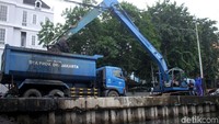 Dalam satu hari pengerukan, setidaknya ada 7 hingga 9 truk yang disiapkan untuk mengangkut lumpur.
