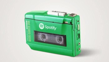 Mau dengar lagu asyik, tinggal pakai aplikasi Spotify. Dulu pakai kaset walkman. Foto: Thomas Olliver via Bored Panda