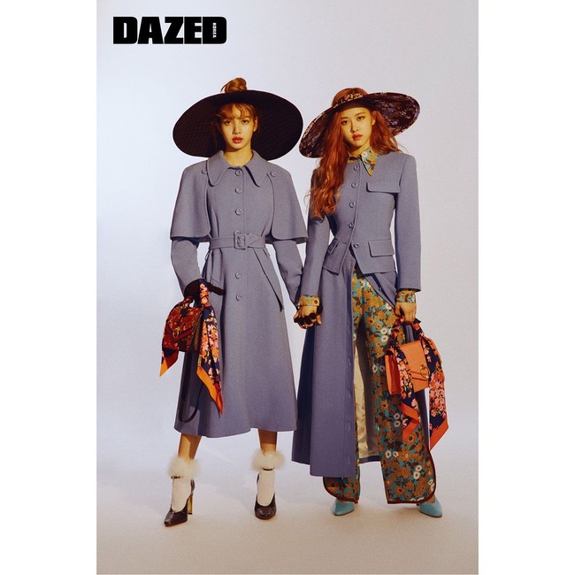 Gaya Parisian klasik Lisa dan Rose di pemotretan majalah Dazed. Keduanya mengenakan busana dari Mulberry. Foto: Instagram/@blackpinkofficial