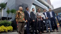 Diler baru Mitsubishi ini pun hanya melayani penjualan produk saja. Pembukaan diler ini lebih menyasar kepada konsumen atau karyawan yang beraktivitas di kawasan Sudirman.