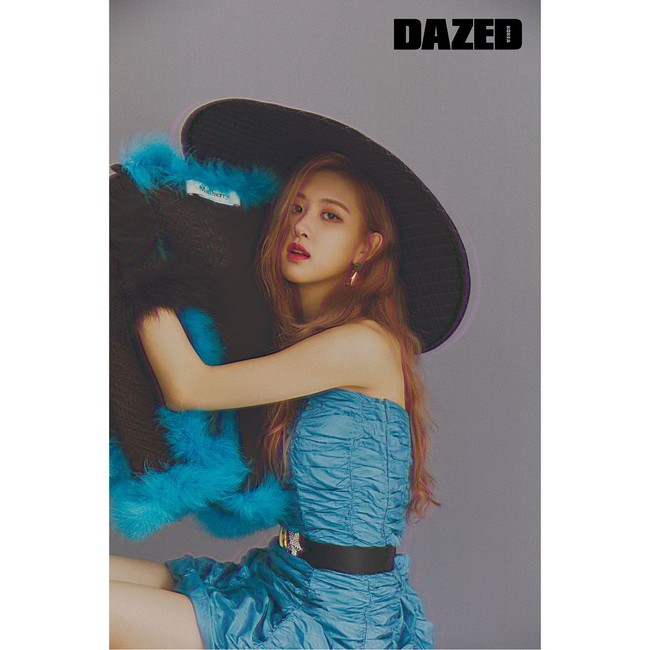 Gaya eklektik Rose yang serba biru dalam balutan busana Mulberry. Foto: Instagram/@blackpinkofficial