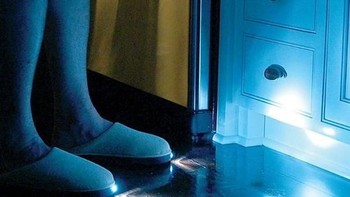 Sepatu dengan lampu LED di bagian depannya. Terlihat aneh, tapi membantu ketika berjalan dalam kondisi gelap. Foto: via Bored Panda