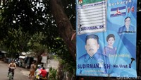 Berdasarkan pasal 31 ayat (2) UU PKPU No 23 Tahun 2018, para kandidat dilarang keras untuk menempelkan alat peraga kampanye (APK) di tempat-tempat ini : Tempat ibadah (termasuk halaman), Rumah sakit atau tempat pelayanan kesehatan, Gedung atau fasilitas milik sekolah, Lembaga pendidikan (gedung dan sekolah), Jalan-jalan protokol, Jalan bebas hambatan, Sarana dan prasarana publik, Taman dan pepohonan.