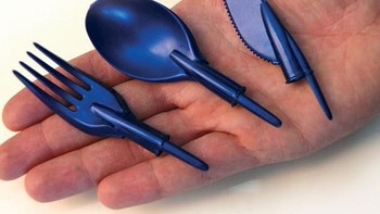 Ini adalah tutup bolpoin berbentuk alat makan. Jadi, bolpoin kalian bisa digunakan sebagai sendok, garpu dan pisau. Foto: Amazon.com via Bored Panda