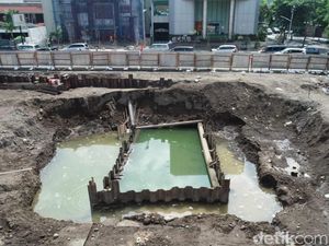 Tak Ada Izin Polisi, Sisa Galian Basemen Jalan Gubeng Belum Diuruk