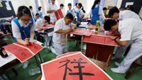 Sejumlah murid di Sekolah Tsun Jin ikut serta dalam kegiatan membuat kaligrafi China.