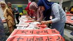 Antusias Guru dan Murid di Malaysia Membuat kaligrafi Sambut Imlek