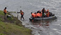 Petugas BPBD Provinsi Bali membantu warga yang kampungnya terisolir akibat tanah longsor saat menyeberang melalui Danau Batur, Bangli, Bali, Sabtu (19/1/2019). (Foto: Dok. ANTARA FOTO/Nyoman Hendra Wibowo)