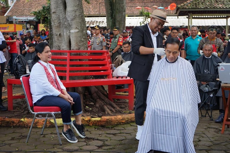 Didampingi Iriana, Jokowi Potong Rambut di Tukang Cukur Asgar Didampingi Iriana, Jokowi Potong Rambut di Tukang Cukur Asgar