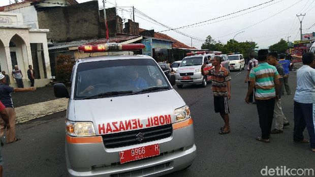 4 Orang Sekeluarga Tewas Dihantam Truk di Tanjakan Gentong