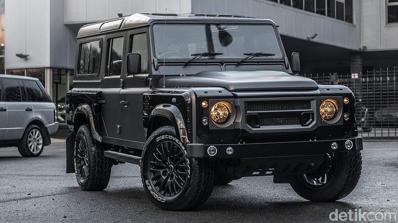 Chelsea Truck Company Luxury Volcanic Rock Over Gloss Black Defender. Foto: Kahn Design Chelsea Truck Company Luxury Volcanic Rock Over Gloss Black Defender. Foto: Kahn Design