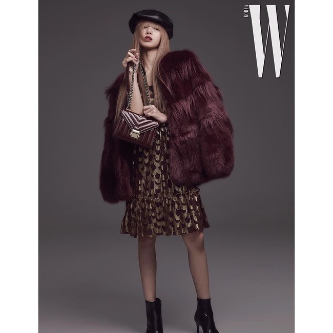 Lisa untuk majalah W Korea yang tampil edgy dengan koleksi busana dari Michael Kors. Foto: Instagram/@blackpinkofficial