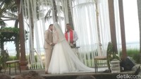 Keduanya mengikat janji sehidup semati di Nusa Dua, Bali. Foto: Pernikahan Randy Pangalila / Hanif Hawari