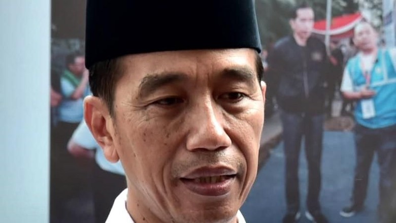 Jokowi Sempatkan Melayat ke Rumah Duka Eka Tjipta Widjaja Jokowi Sempatkan Melayat ke Rumah Duka Eka Tjipta Widjaja
