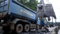 Lumpur dari Kali Tanjung Selor itu nantinya akan dibawa menuju PLTU Ancol.