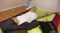 Posisi tidur terlentang meski umum dilakukan sebaiknya dihindari bagi mereka dengan kondisi apnea tidur. Alasannya karena gravitasi bisa menarik tenggorokan yang rileks. Pernapasan jadi terhambat dan dengkuran semakin keras. (Foto: Firdaus Anwar/detikHealth) 