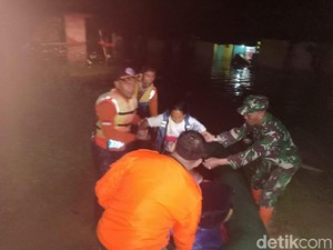 Cimanuk Meluap, Ratusan Warga Garut Nginap di Tenda Darurat