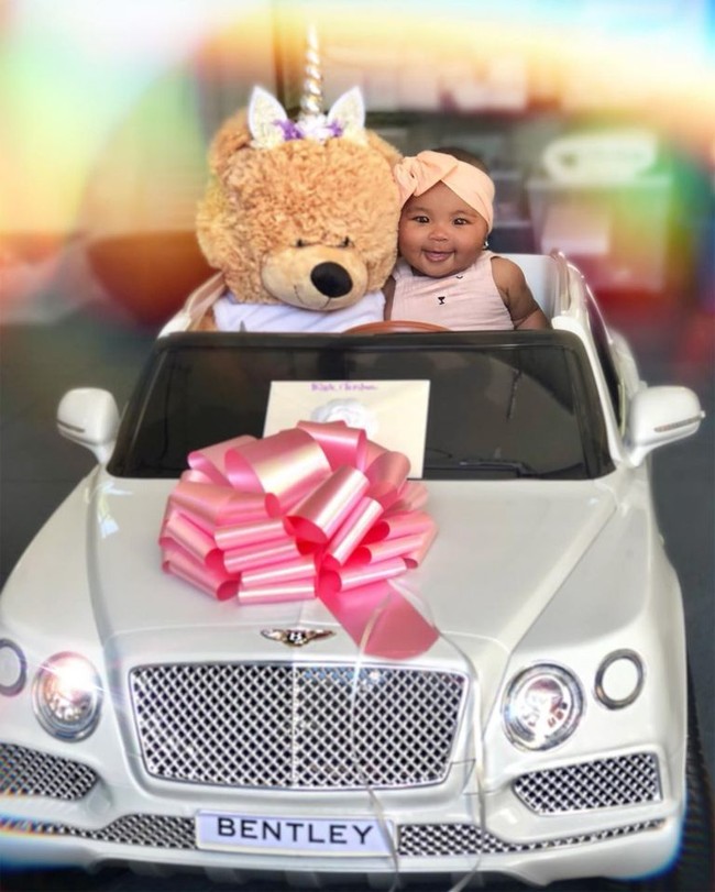 Putri Khloe Kardashian, True Thompson, memiliki dua mobil Bentley mini. Harga mobil mini ini bisa bervariasi, tergantung tipenya. Dimulai dari Rp 28 jutaan. Total ada lima Bentley mini yang dimiliki para balita keluarga Kardashian-Jenner. Foto: Instagram