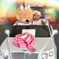 Putri Khloe Kardashian, True Thompson, memiliki dua mobil Bentley mini. Harga mobil mini ini bisa bervariasi, tergantung tipenya. Dimulai dari Rp 28 jutaan. Total ada lima Bentley mini yang dimiliki para balita keluarga Kardashian-Jenner. Foto: Instagram