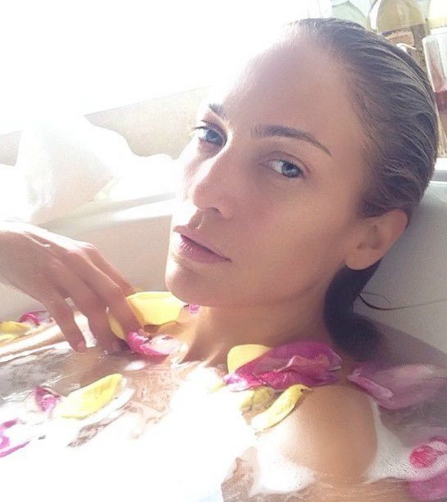 Begini segarnya wajah J.Lo saat sambil berendam di bathtub. (Foto: Instagram/@jlo)