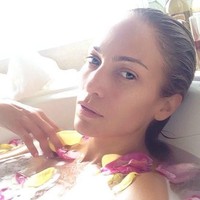 Begini segarnya wajah J.Lo saat sambil berendam di bathtub. (Foto: Instagram/@jlo)