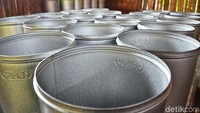 Namun akibat mahalnya bahan baku Sèng di pasaran membuat tempat produksi ini sempat berhenti produksi selama 2 bulan lamanya.