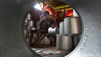 Pekerja tengah menyelesaikan pembuatan langseng.