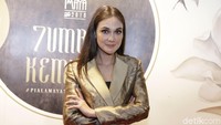 Senyum Luna Maya usai diganjar piala. Istimewa/Noel.