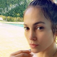 Bukannya aku menentang orang-orang yang melakukan Botox. Hanya saja, itu bukan caraku. Aku lebih suka merawat wajah secara alami, aku J.Lo. (Foto: Instagram/@jlo)