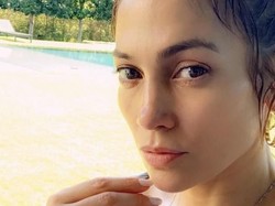 Foto: 10 Momen Jennifer Lopez Pamer Wajah Cantik Asli Bebas Botox