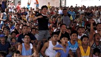 Begini antusias para penonton di Filipina saat Manny Pacquiao sukses mempertahankan gelar juara. REUTERS/Eloisa Lopez.