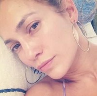 Dulu ibuku mengatakan bahwa minyak zaitun adalah obat untuk segalanya dan itu menjadi bahan rahasiaku. Aku telah menggunakan minyak zaitun selama bertahun-tahun karena memang benar-benar berhasil, ungkap ibu dua anak itu. (Foto: Instagram/@jlo)