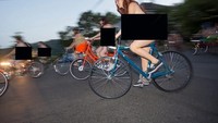 Tujuannya diadakannya World Naked Bike Ride ini untuk kampanye menghilangkan body shaming dan mengurangi polusi udara untuk hidup lebih sehat. Foto: Getty Images/Natalie Behring