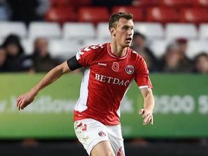 Pemain Ini Kena Sliding Tekel...oleh Suporternya Sendiri
