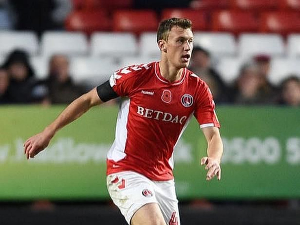 Krystian Bielik ditekel suporternya sendiri (Instagram @krystianbielik)
